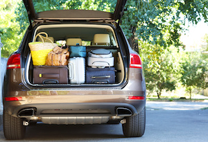 en bild på resväskor och väskor i bagageutrymmet på en bil redo att lämna för semester